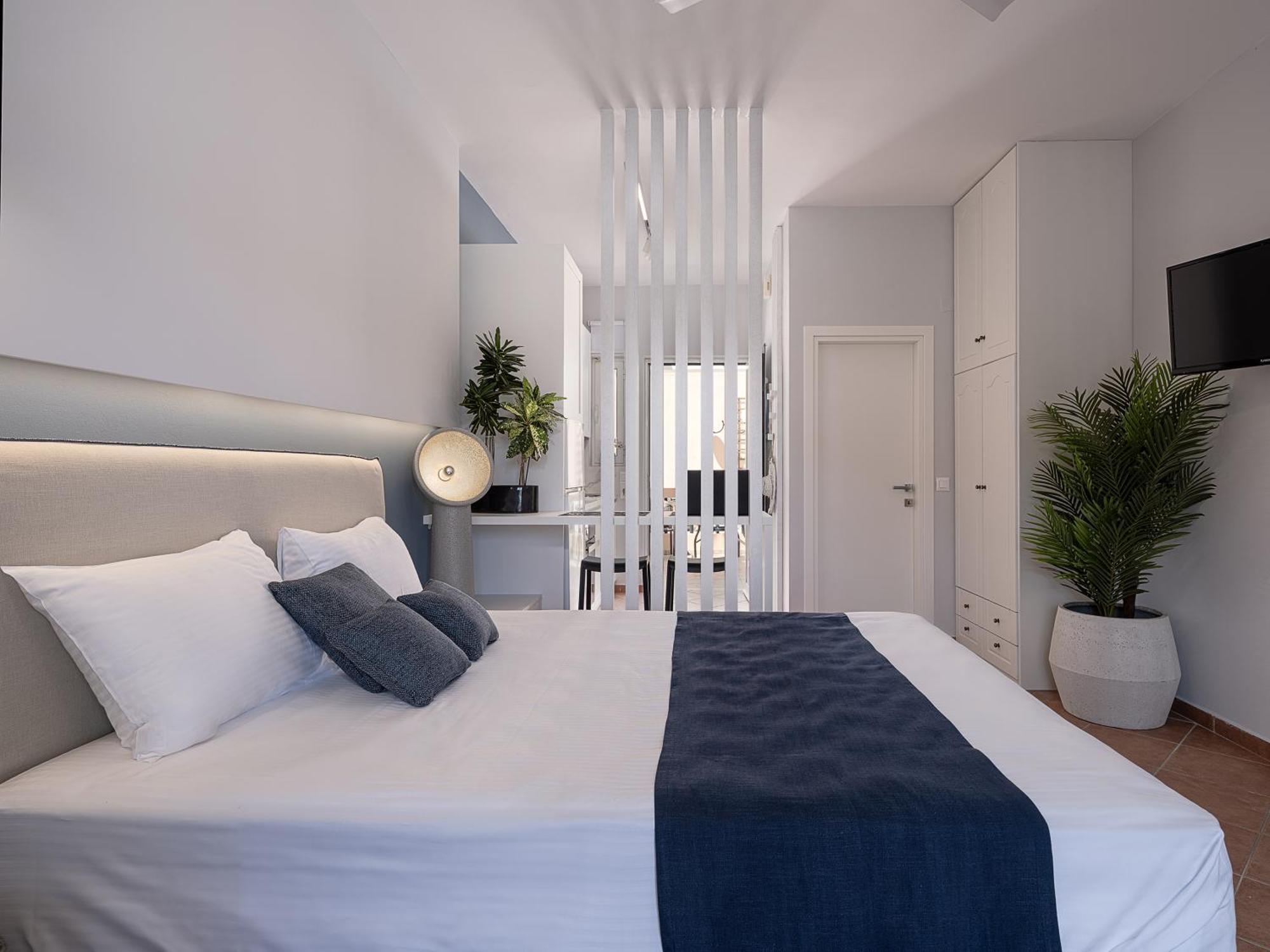 Elena Seafront Luxury Apartments Алмирида Экстерьер фото